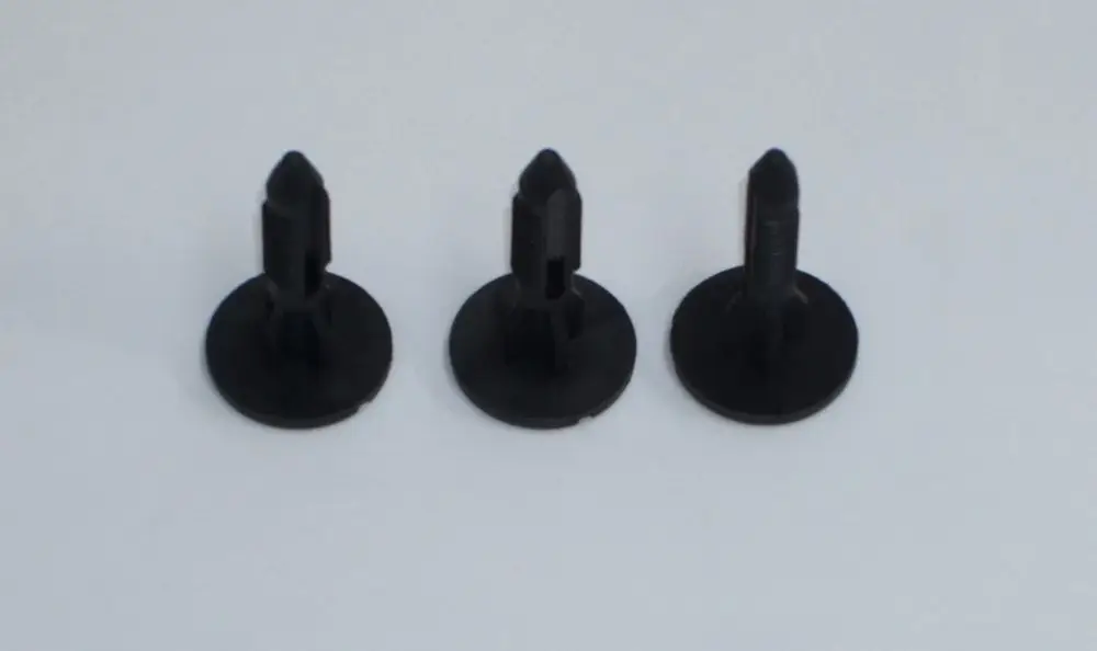 Drei schwarze Kunststoffrundstecker in unterschiedlicher Höhe, die für Montagen oder Befestigungen verwendet werden können, möglicherweise als Zubehör für Produkte von Daikin.